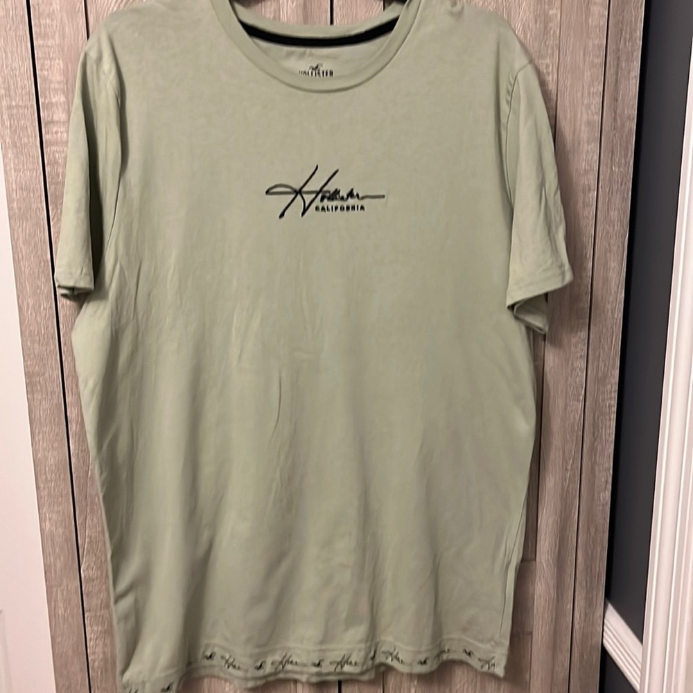 Holister signiture tee